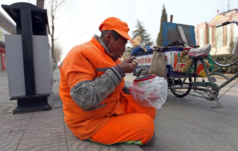 輸送帶廠家：暖心！老人高溫下賣菜城管買下送環(huán)衛(wèi)工